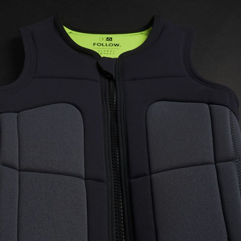FollowのGlobal（黄色の裏地と黒）インパクトベストの正面アップ
