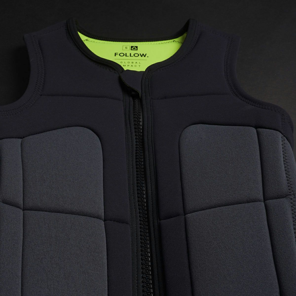 FollowのGlobal（黄色の裏地と黒）インパクトベストの正面アップ