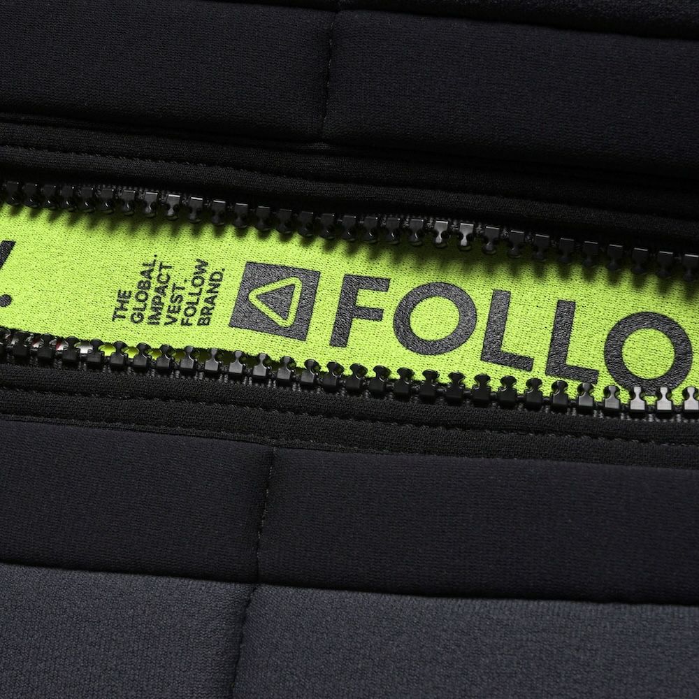 FollowのGlobal（黄色の裏地と黒）インパクトベストのジッパー部分のロゴ