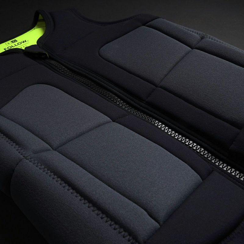 FollowのGlobal（黄色の裏地と黒）インパクトベストの全体