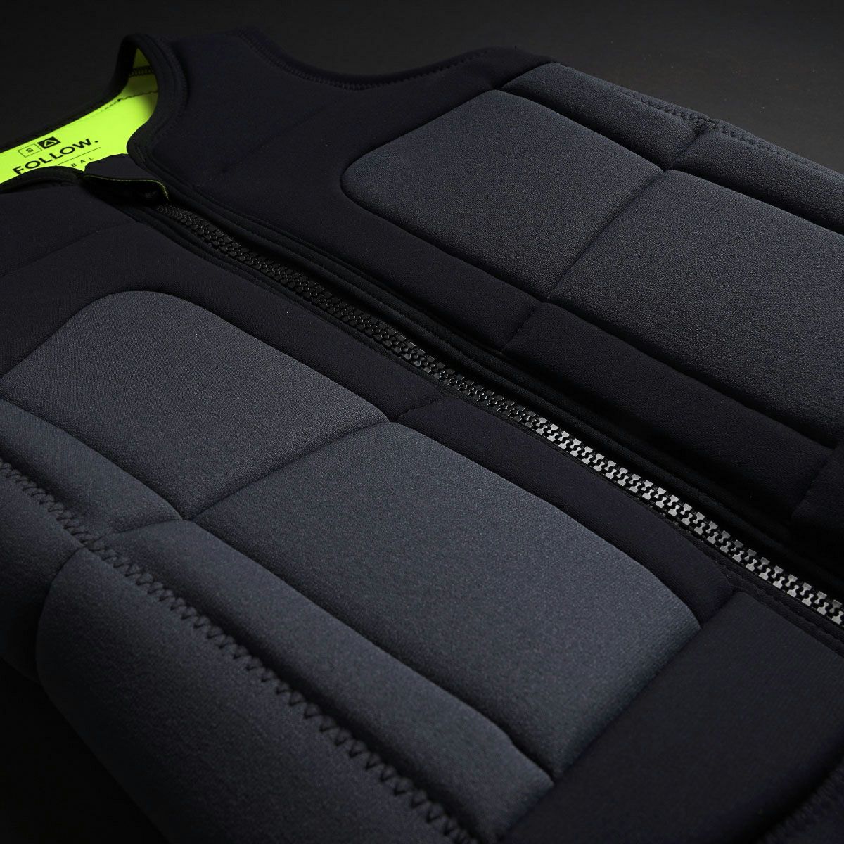 FollowのGlobal（黄色の裏地と黒）インパクトベストの全体