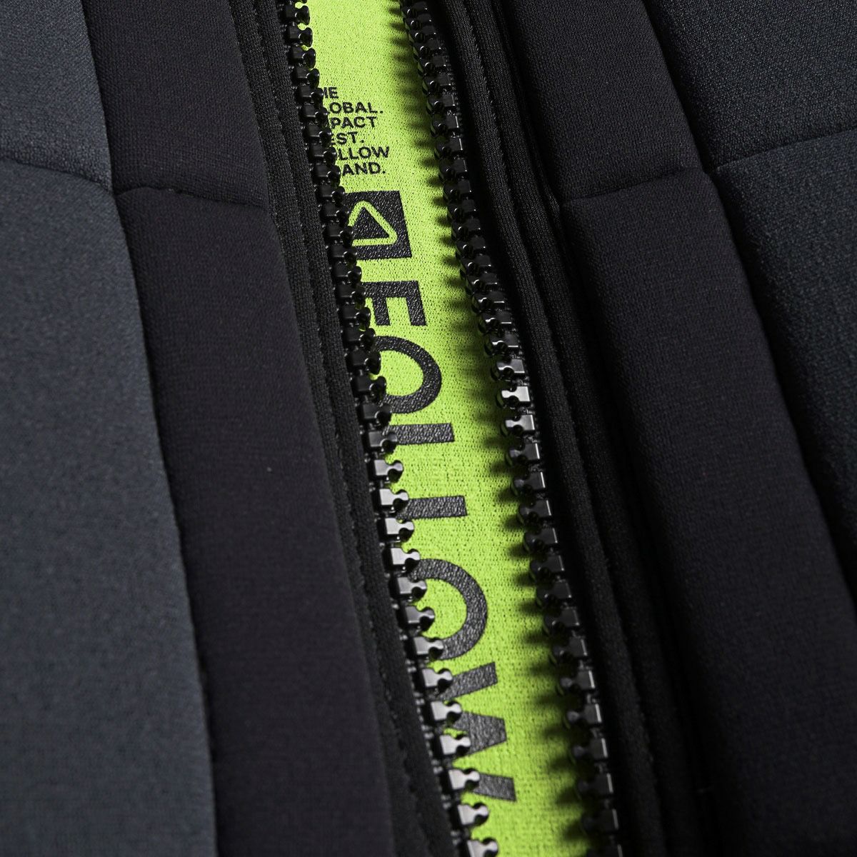 FollowのGlobal（黄色の裏地と黒）インパクトベストのジッパー部分ロゴ