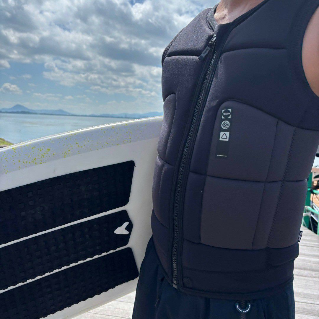 FollowのGlobal（黄色の裏地と黒）インパクトベスト　着用画像