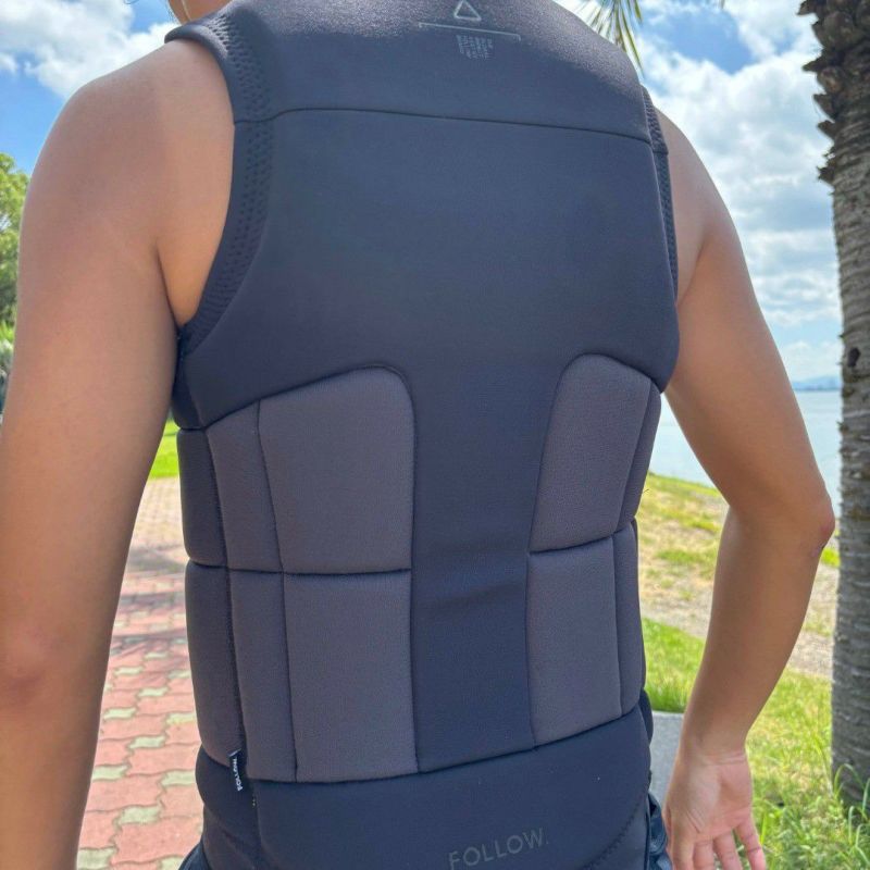 FollowのGlobal（黄色の裏地と黒）インパクトベスト　着用画像（背面）