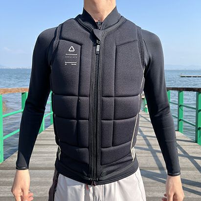 FollowのAffiliate（黒）インパクトベストの正面着用画像