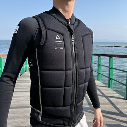 FollowのAffiliate（黒）インパクトベストの側面着用画像