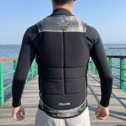 FollowのAffiliate（黒）インパクトベストの背面着用画像