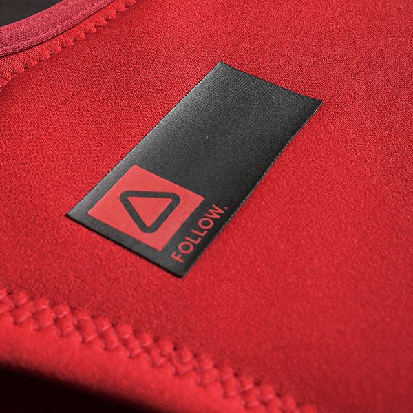 FollowのSovereign（赤）インパクトベストの背面右上のタグ