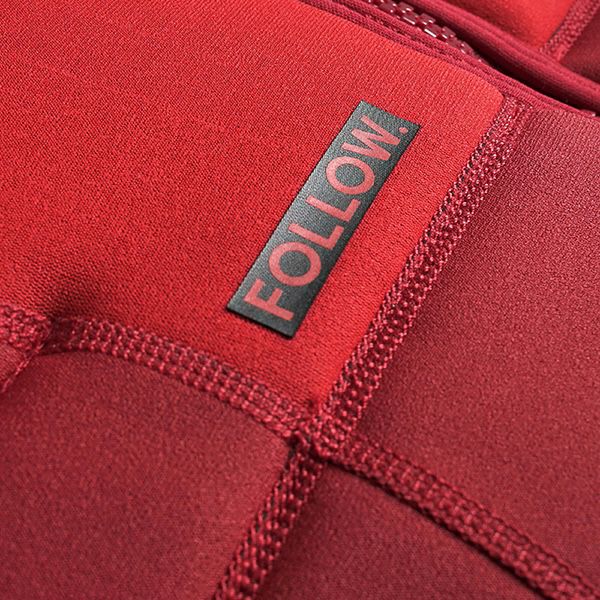 FollowのSovereign（赤）インパクトベストの胸部ロゴ
