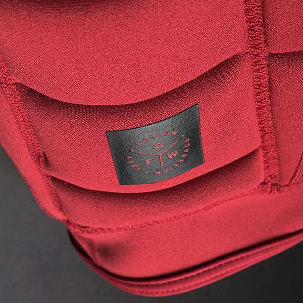 FollowのSovereign（赤）インパクトベストの側面ロゴ