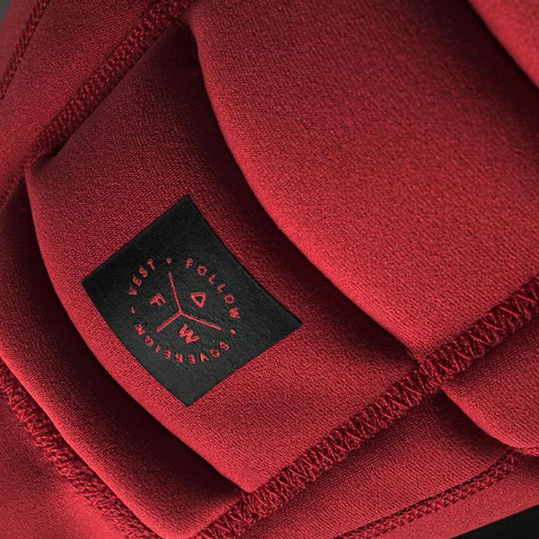 FollowのSovereign（赤）インパクトベストの側面ロゴ