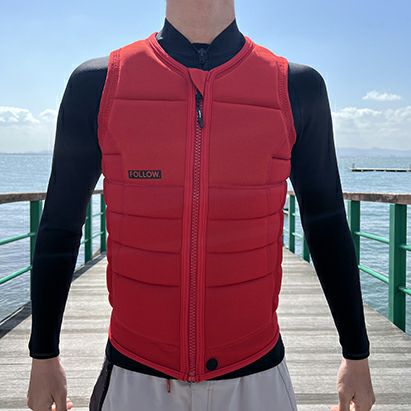 FollowのSovereign（赤）インパクトベストの正面着用画像