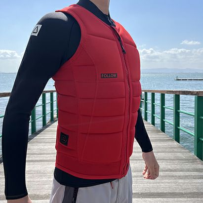 FollowのSovereign（赤）インパクトベストの側面着用画像