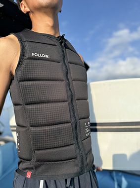 FollowのP1 Traction（黒）インパクトベスト着用画像