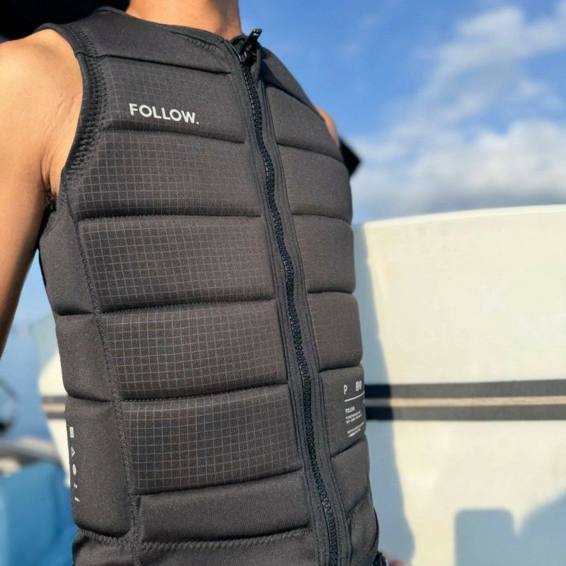FollowのP1 Traction（黒）インパクトベスト着用画像