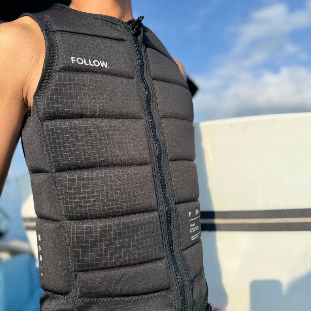 FollowのP1 Traction（黒）インパクトベスト着用画像