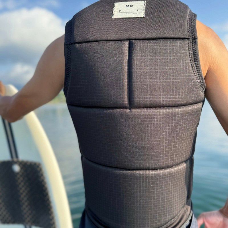 FollowのP1 Traction（黒）インパクトベスト着用画像（背面）