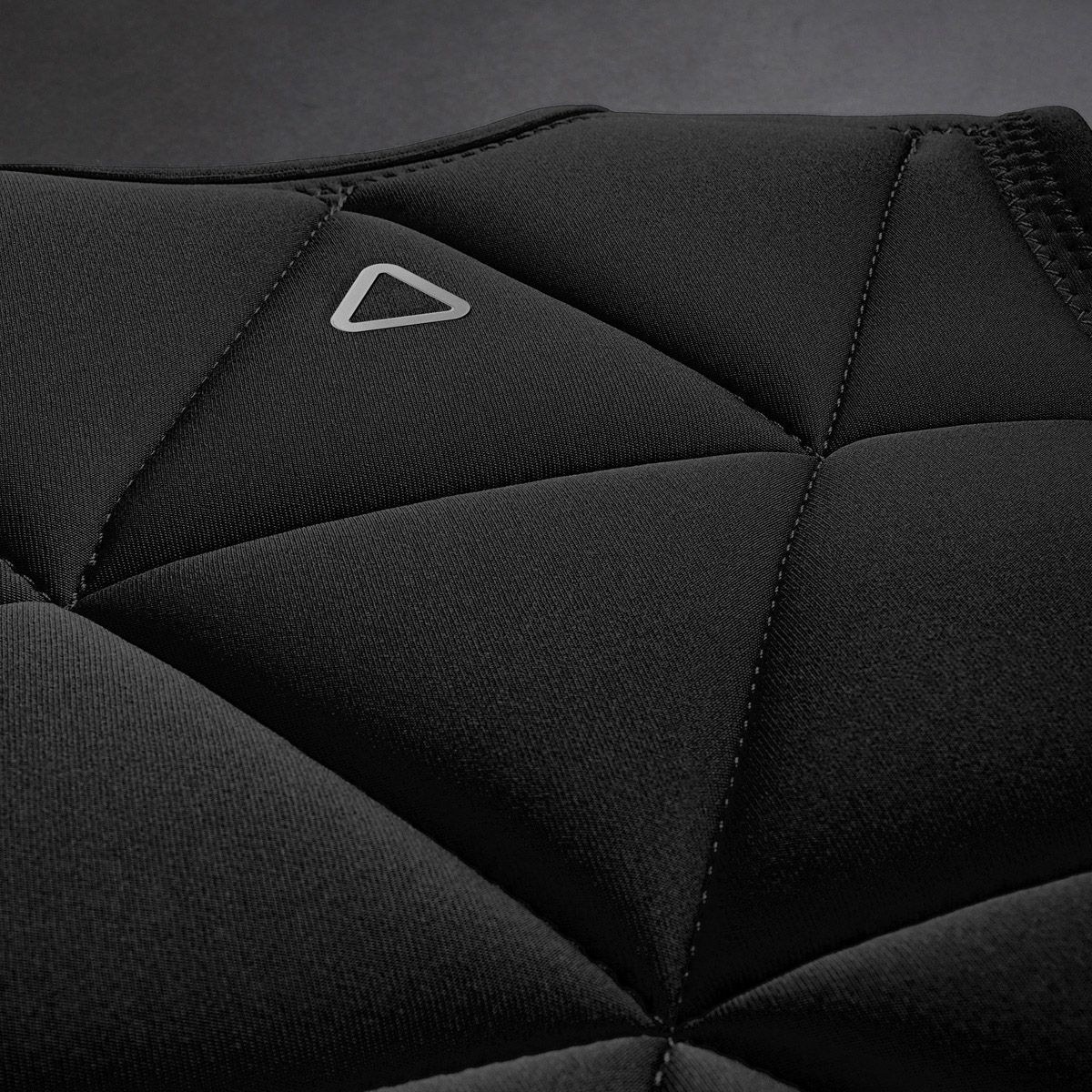 FollowのLove nor Money（赤の裏地と黒）インパクトベストの背面上部