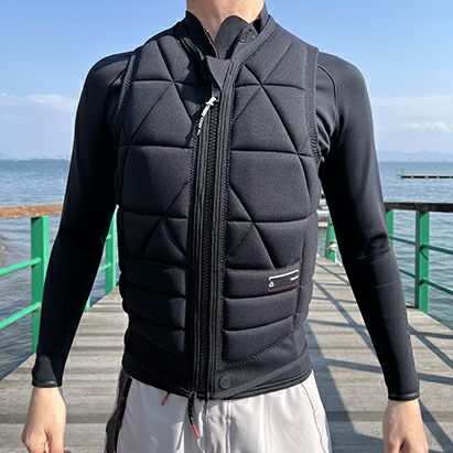 FollowのLove nor Money（赤の裏地と黒）インパクトベストの正面着用画像