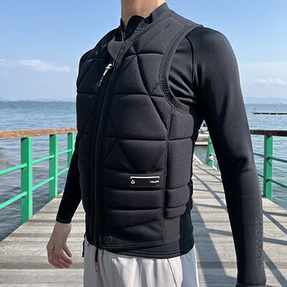 FollowのLove nor Money（赤の裏地と黒）インパクトベストの側面着用画像