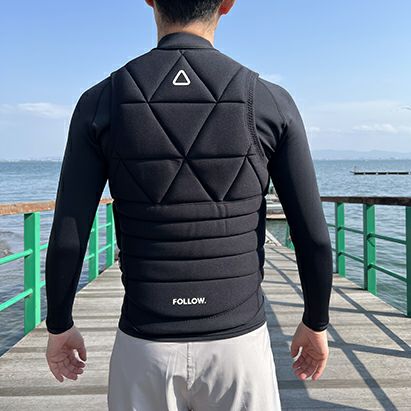 FollowのLove nor Money（赤の裏地と黒）インパクトベストの背面着用画像