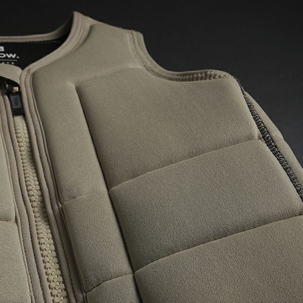 FollowのAffiliate（ベージュ）インパクトベストの正面右側