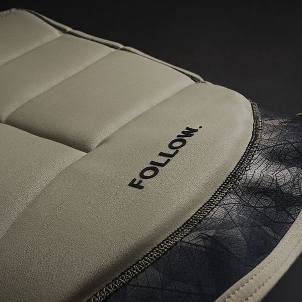 FollowのAffiliate（ベージュ）インパクトベストの背面下部