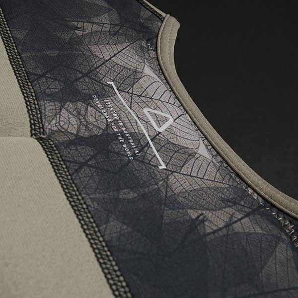 FollowのAffiliate（ベージュ）インパクトベストの背面上部