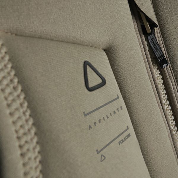 FollowのAffiliate（ベージュ）インパクトベストの正面左胸ロゴ