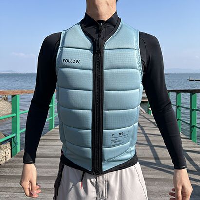 FollowのP1 Traction（水色）インパクトベストの正面着用画像