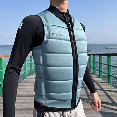 FollowのP1 Traction（水色）インパクトベストの側面着用画像