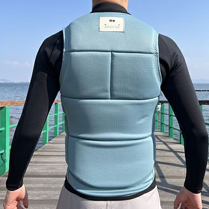 FollowのP1 Traction（水色）インパクトベストの背面着用画像