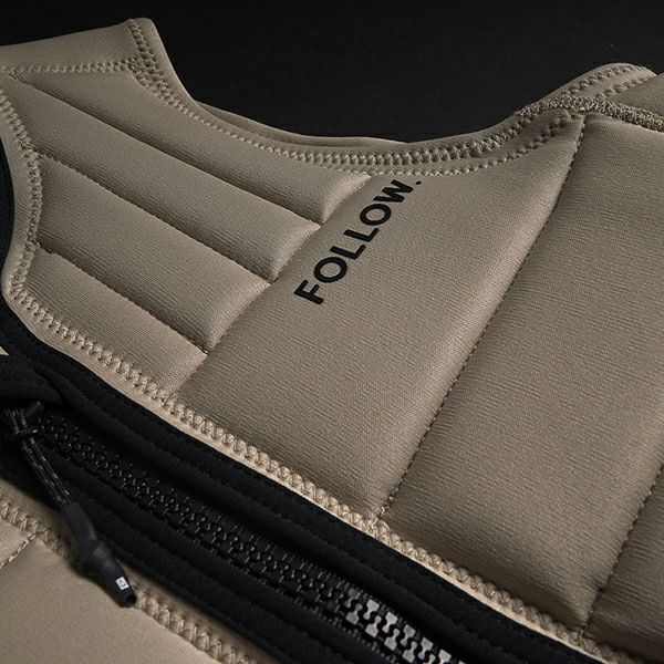 FollowのTotal（ベージュ）インパクトベストの胸元