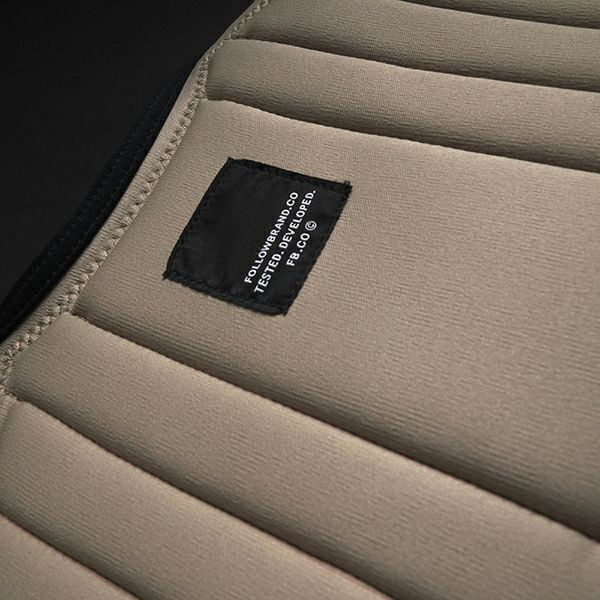 FollowのTotal（ベージュ）インパクトベストの背面上部のタグ