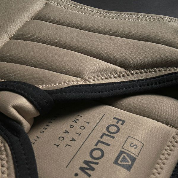 FollowのTotal（ベージュ）インパクトベストの裏地ロゴ