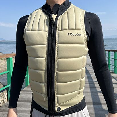 FollowのTotal（ベージュ）インパクトベストの正面着用画像