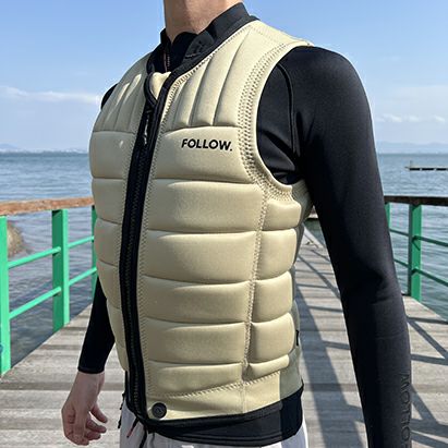FollowのTotal（ベージュ）インパクトベストの側面着用画像