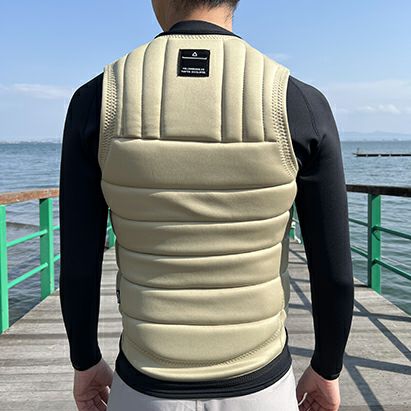 FollowのTotal（ベージュ）インパクトベストの背面着用画像