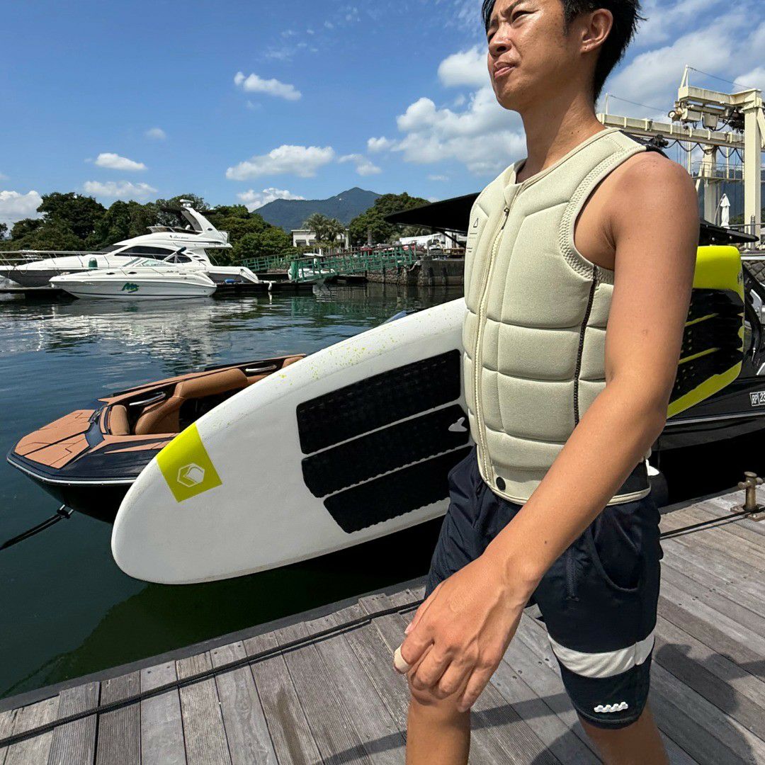 FollowのTotal（ベージュ）インパクトベスト　着用画像