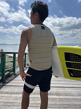 FollowのTotal（ベージュ）インパクトベスト　着用画像（背面）
