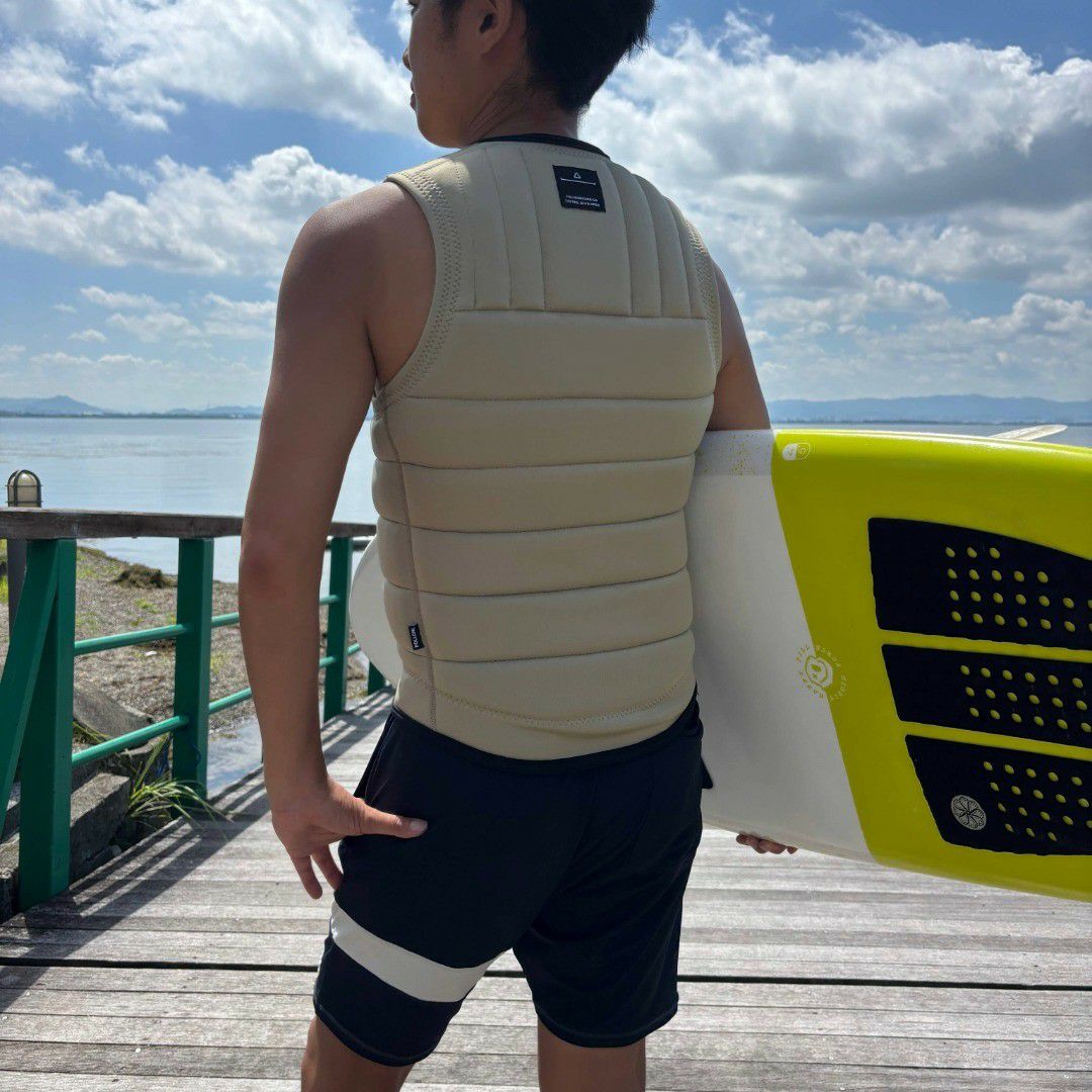 FollowのTotal（ベージュ）インパクトベスト　着用画像（背面）