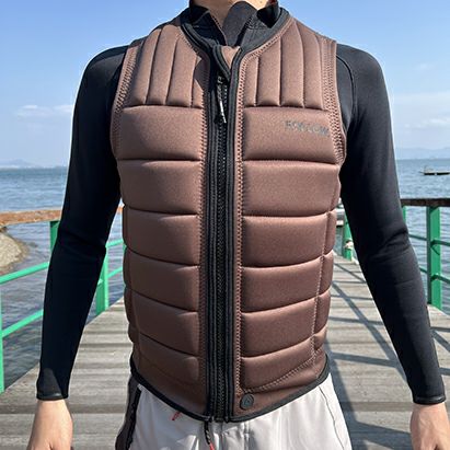 FollowのTotal（ブラウン）インパクトベストの正面着用画像