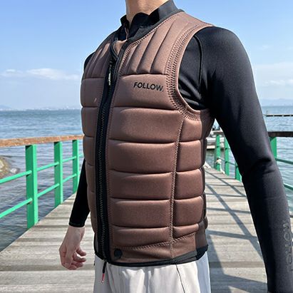FollowのTotal（ブラウン）インパクトベストの側面着用画像