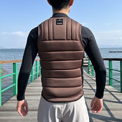 FollowのTotal（ブラウン）インパクトベストの背面着用画像