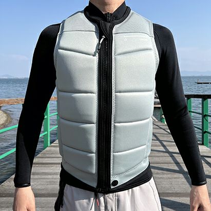 FollowのSection（グレー）インパクトベストの正面着用画像