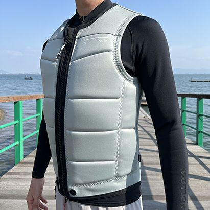 FollowのSection（グレー）インパクトベストの側面着用画像