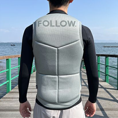 FollowのSection（グレー）インパクトベストの背面着用画像