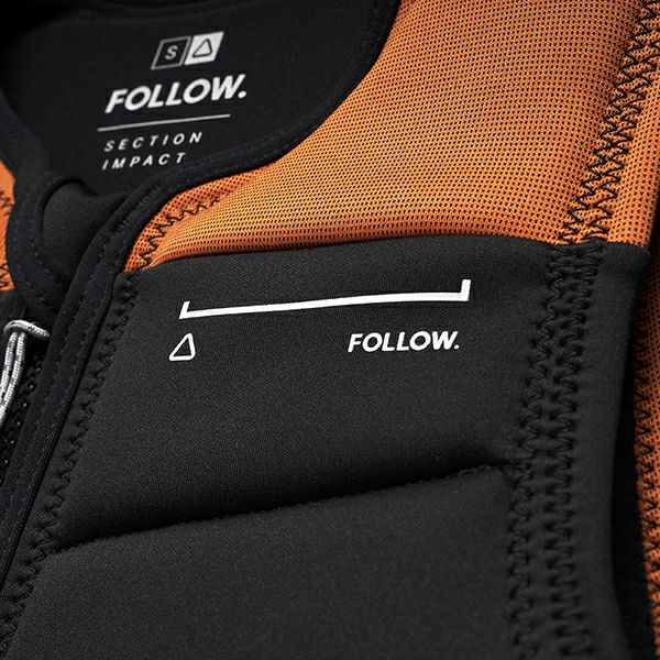 FollowのSection（黒とオレンジ）インパクトベストの胸元ロゴ