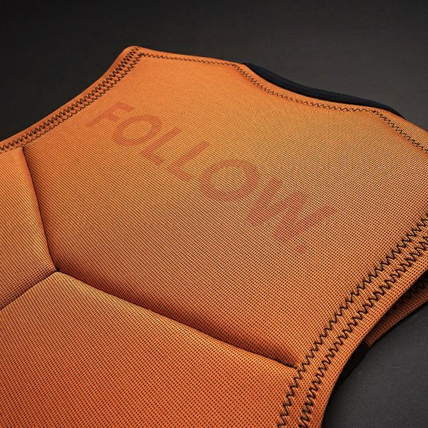 FollowのSection（黒とオレンジ）インパクトベストの背面ロゴ