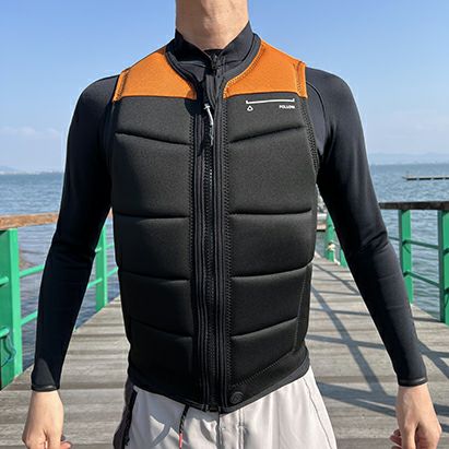 FollowのSection（黒とオレンジ）インパクトベストの正面着用画像